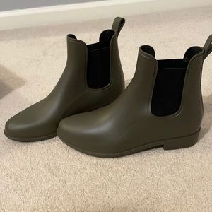 Brand New a new day rain booties. size 8